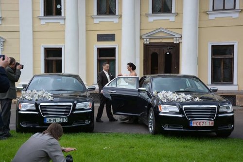 Automobilių nuoma Prabangių MERCEDES-BENZ 212 ir CHRYSLER 300c automobilių nuoma 