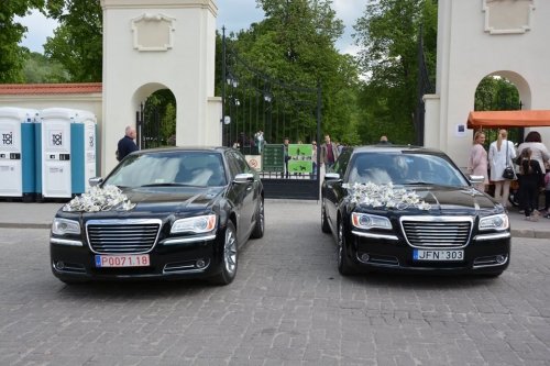 Automobilių nuoma Prabangių MERCEDES-BENZ 212 ir CHRYSLER 300c automobilių nuoma 