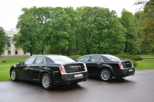 Automobilių nuoma Prabangių MERCEDES-BENZ 212 ir CHRYSLER 300c automobilių nuoma 