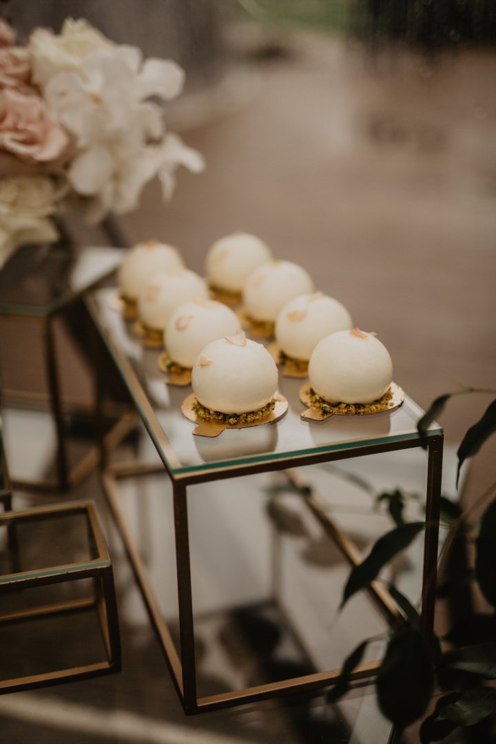 Vestuviniai tortai Liu Patty - desertai ir užkandžiai; šampano ir užkandžių staliukai 