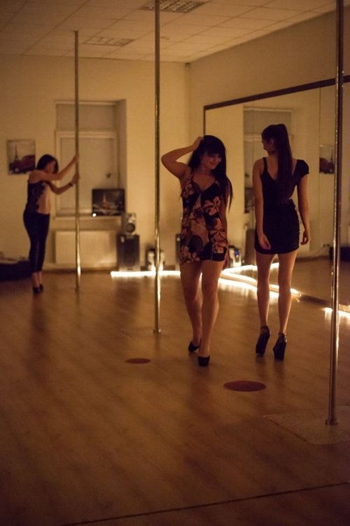 Mergvakarių – bernvakarių organizatoriai Pole dance(šokis ant stulpo) šokio pamoka mergvakariui!