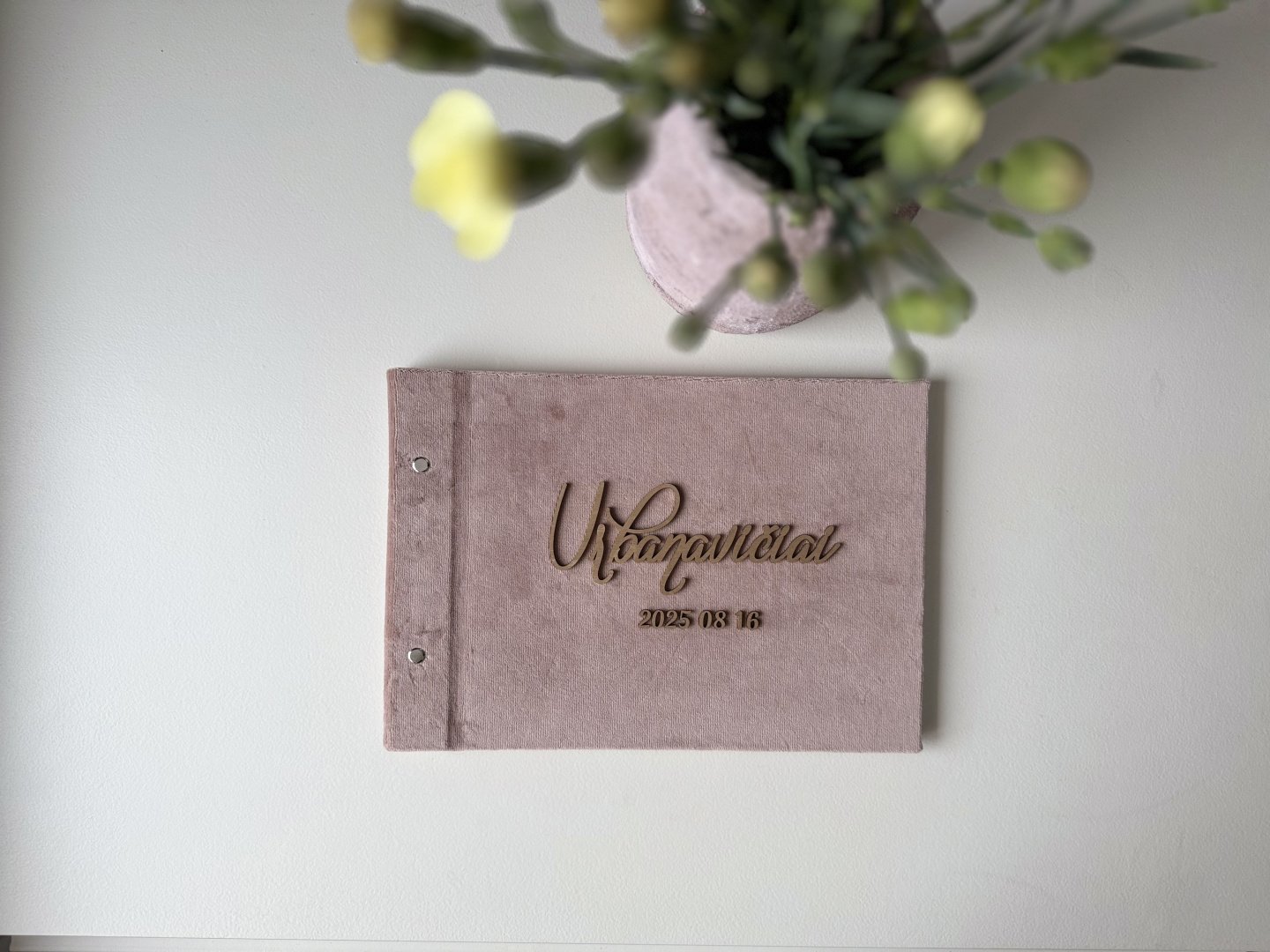 Vestuvių atributika Rankų darbo palinkėjimų knygos, stalo kortelės, kvietimai