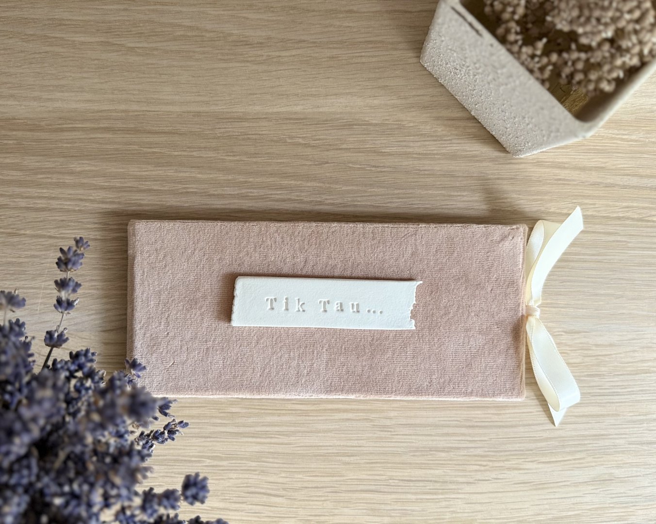 Vestuvių atributika Rankų darbo palinkėjimų knygos, stalo kortelės, kvietimai