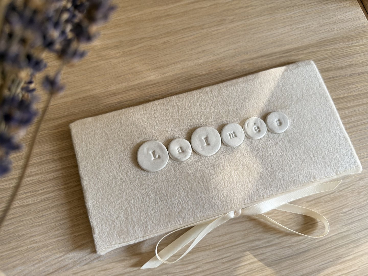 Vestuvių atributika Rankų darbo palinkėjimų knygos, stalo kortelės, kvietimai