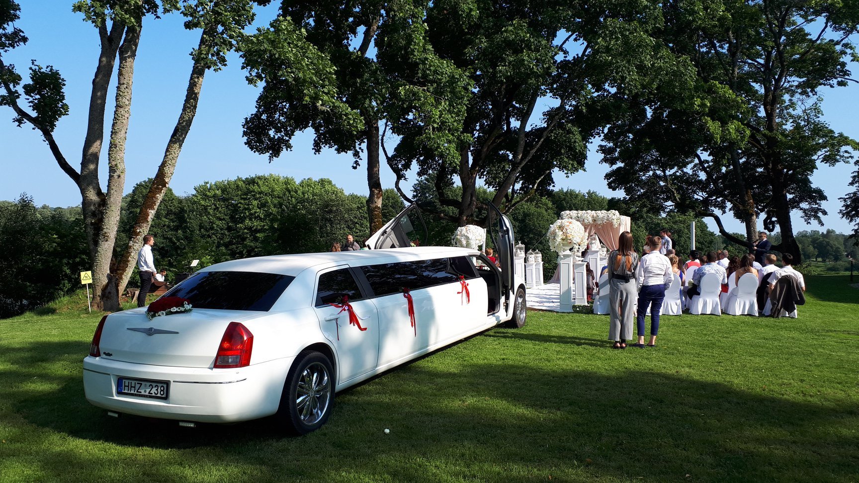 Limuzinai vestuvėms Limuzinai nuo 10 iki 35 vietų. Limo Busas - Party Busas