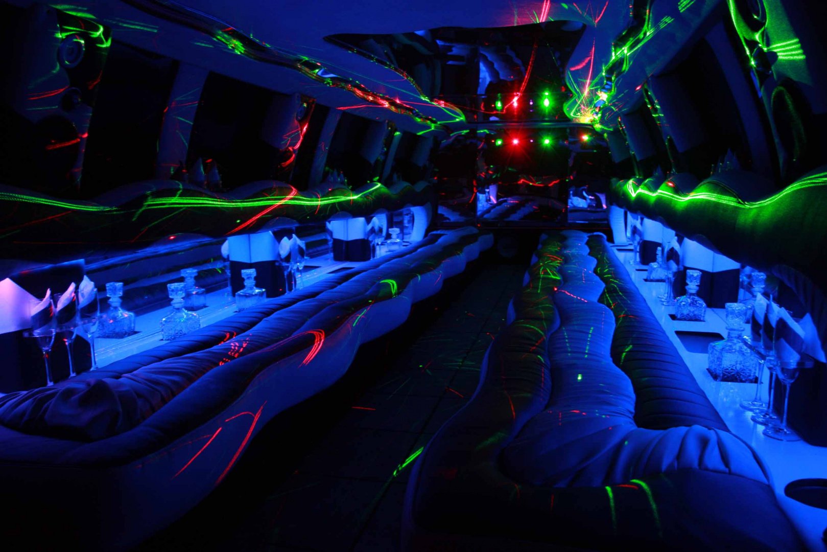 Limuzinai vestuvėms Limuzinai nuo 10 iki 35 vietų. Limo Busas - Party Busas