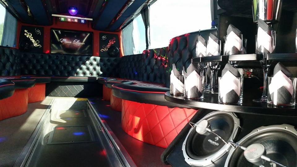 Limuzinai vestuvėms Limuzinai nuo 10 iki 35 vietų. Limo Busas - Party Busas
