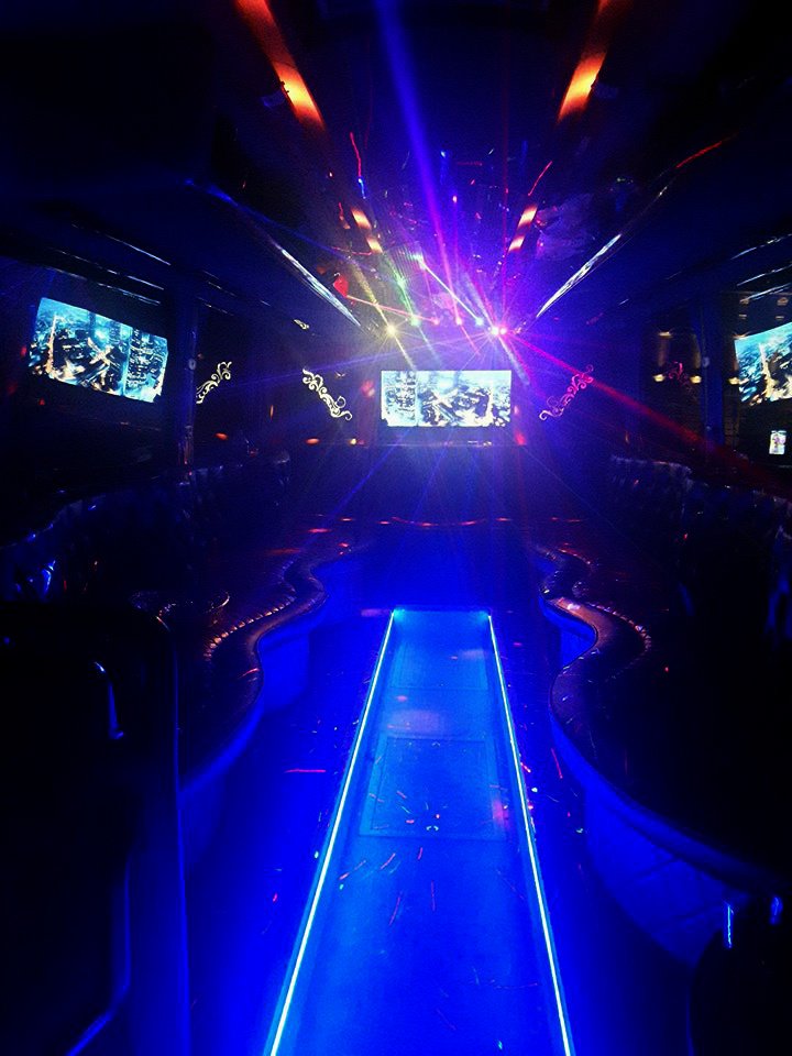 Limuzinai vestuvėms Limuzinai nuo 10 iki 35 vietų. Limo Busas - Party Busas