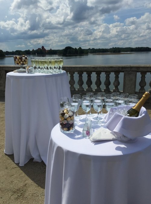 Maistas vestuvėms Vaišės po ceremonijos. Šampano staliukas