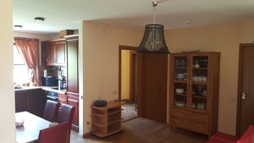 Iki 50 miegamųjų vietų, pokylių salė, pirtis ir sporto aikštynas.