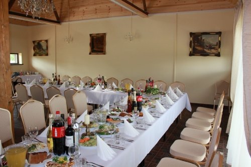 Iki 50 miegamųjų vietų, pokylių salė, pirtis ir sporto aikštynas.