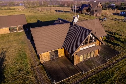 Iki 50 miegamųjų vietų, pokylių salė, pirtis ir sporto aikštynas.