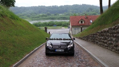 Automobilių nuoma 2016 metų juodo Mercedes nuoma Jums .  