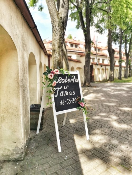 Puošimas Vaišių staliukas po ceremonijos ir gėlių fotosiena