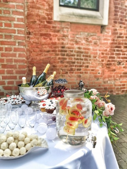Puošimas Vaišių staliukas po ceremonijos ir gėlių fotosiena