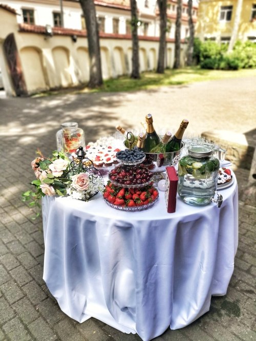 Puošimas Vaišių staliukas po ceremonijos ir gėlių fotosiena