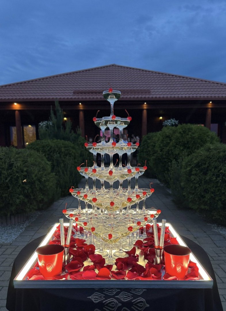 Maistas vestuvėms  Mobilus baras vestuvėms – profesionalūs barmenai ir įspūdingi kokteiliai jūsų šventei