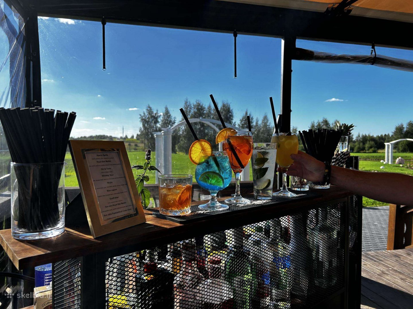 Maistas vestuvėms  Mobilus baras vestuvėms – profesionalūs barmenai ir įspūdingi kokteiliai jūsų šventei