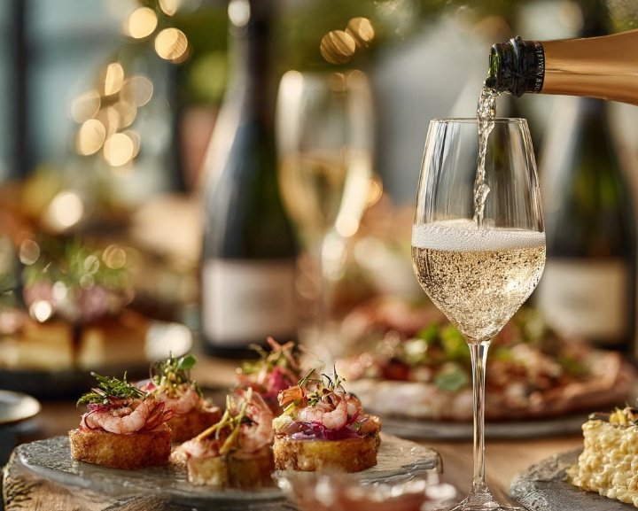 Šampano staliukas ir užkandžiai po vestuvių ceremonijos logo