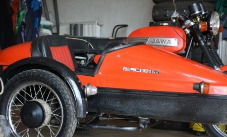 Retro motociklas su lopšiu logo