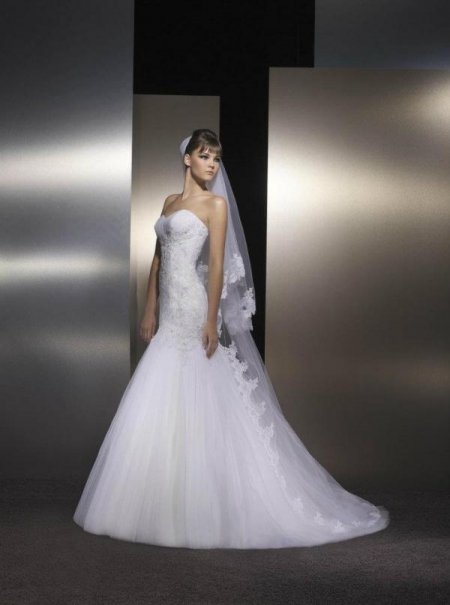 Empire du Mariage firmos suknele is Paryziaus uz 250 euru. logo
